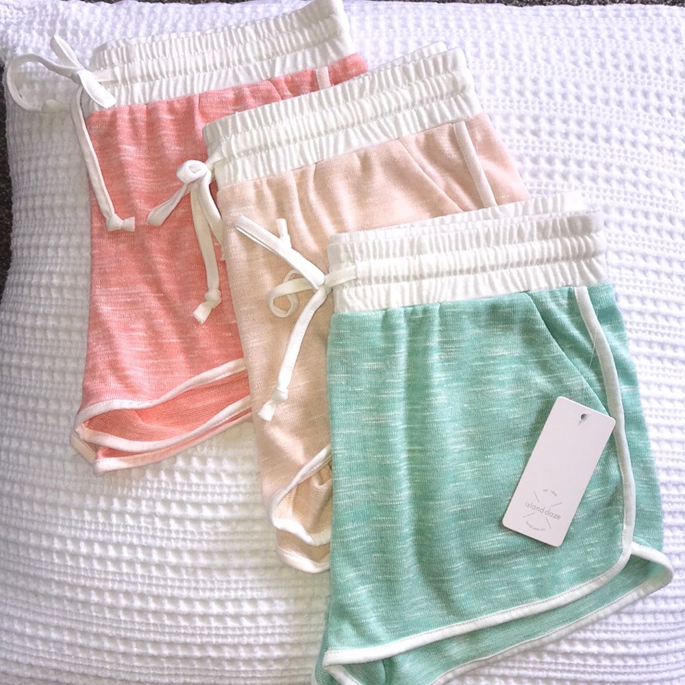 🖐SOLD🖐NWT Bundle Beach Shorts - Picture 1 of 1